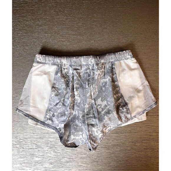 Lululemon Mesh Up Shorts Fleur Sombre White/Silver Size 6 New 2.5" Inseam - Picture 4 of 7